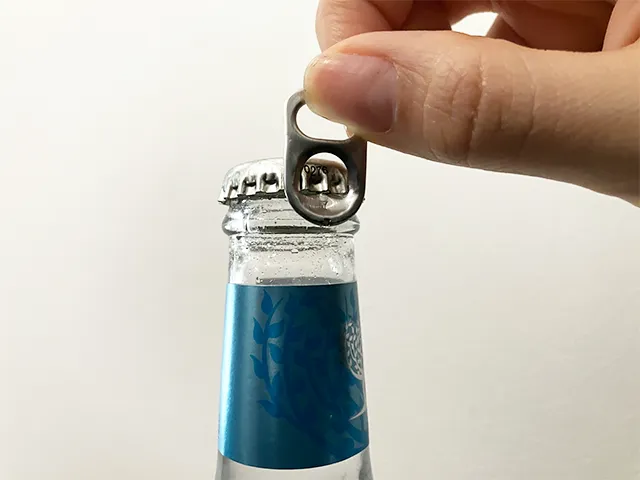 プルタブを蓋に引っかけた場面（撮影：grapeライフハック編集部）