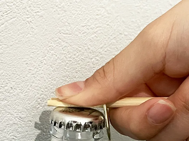 プルタブと箸の上に指を置いた場面（撮影：grapeライフハック編集部）