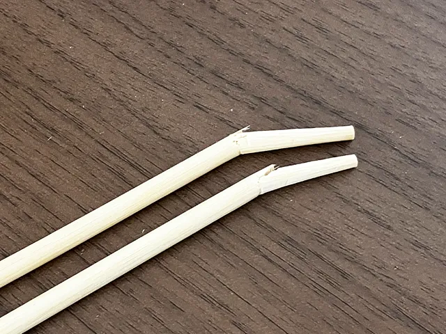 箸が折れた場面（撮影：grapeライフハック編集部）