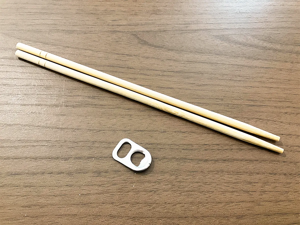 箸とプルタブを机に置いた場面（撮影：grapeライフハック編集部）