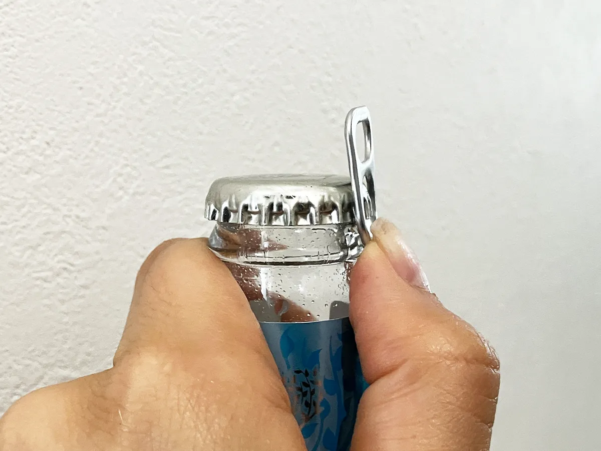 プルタブを指で押す場面（撮影：grapeライフハック編集部）