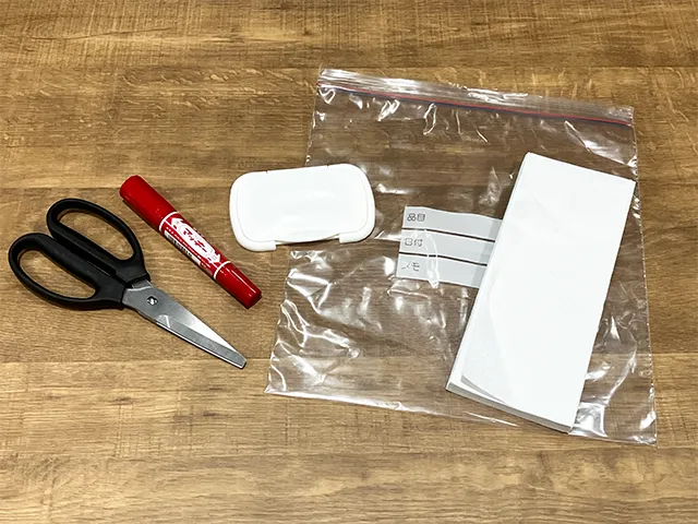 ジッパーつき保存袋でティッシュケースを作る材料を並べた状態（撮影：grapeライフハック編集部）