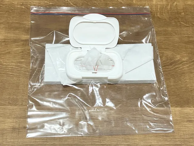 ジッパーつき保存袋にウェットシートの蓋を貼り、なかにペーパーを入れた状態（撮影：grapeライフハック編集部）