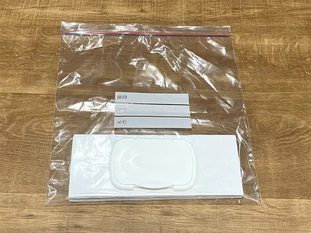 ジッパーつき保存袋にウェットシートの蓋を貼り、なかにペーパーを入れた状態（撮影：grapeライフハック編集部）