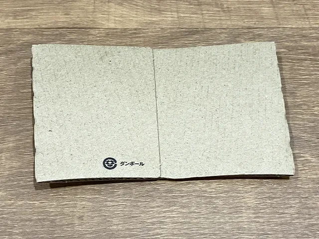 コーヒースリーブを机に置いた状態（撮影：grapeライフハック編集部）