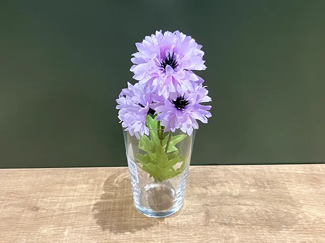 ガラスのコップに造花を入れた状態（撮影：grapeライフハック編集部）