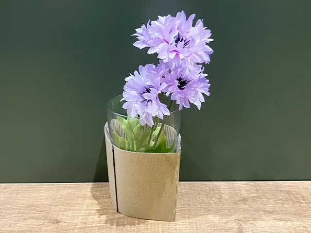 ガラスのコップに造花を入れ、コーヒースリーブを被せた状態（撮影：grapeライフハック編集部）