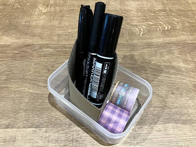 コーヒースリーブを小物入れのしきりにした状態（撮影：grapeライフハック編集部）