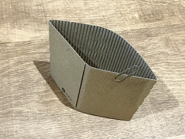 コーヒースリーブにクリップを差した状態（撮影：grapeライフハック編集部）