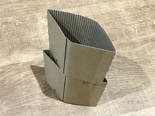 クリップを差したコーヒースリーブに、新たなコーヒースリーブを重ねた状態（撮影：grapeライフハック編集部）