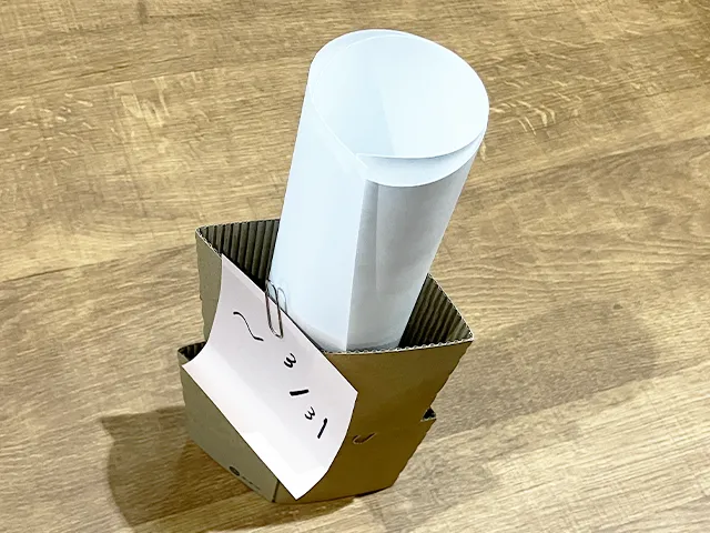 コーヒースリーブを重ね、中にプリントを入れた状態（撮影：grapeライフハック編集部）