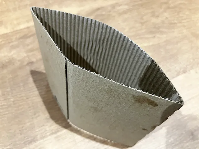 水滴がついたコーヒースリーブ（撮影：grapeライフハック編集部）