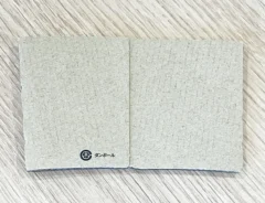 コーヒースリーブを机に置いた状態（撮影：grapeライフハック編集部）