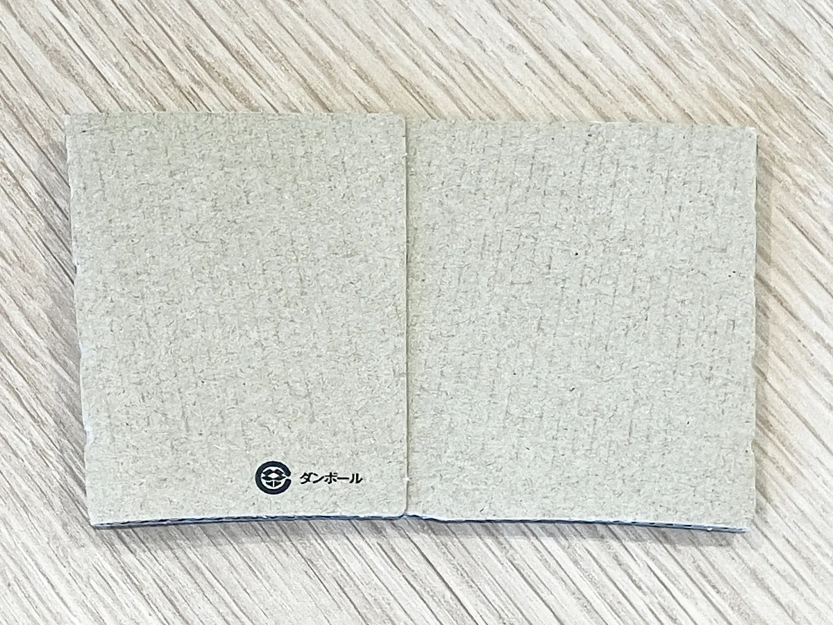 コーヒースリーブを机に置いた状態（撮影：grapeライフハック編集部）