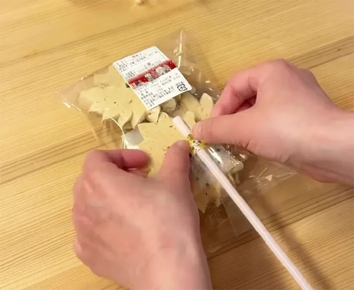 お菓子にストローを貼りつける写真（撮影：grapeライフハック編集部）