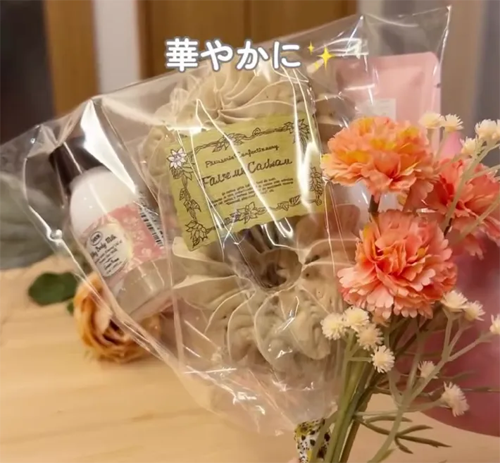 造花も添えて袋を縛った写真（撮影：grapeライフハック編集部）