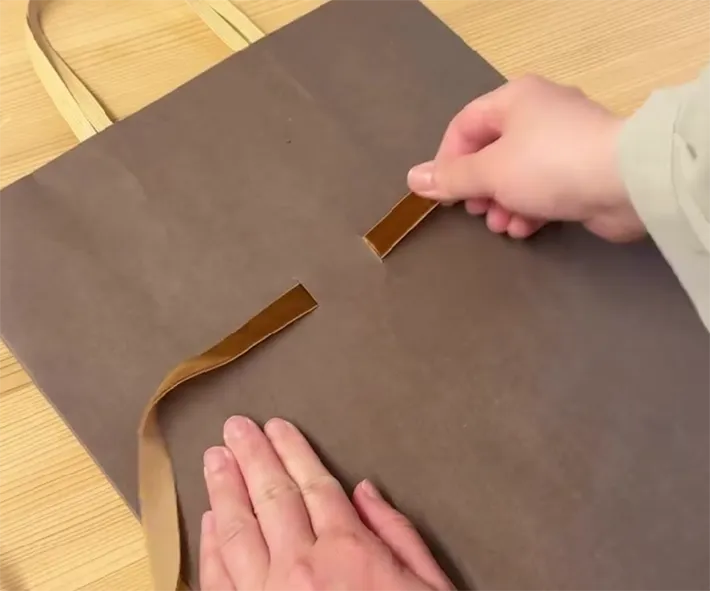紙袋の切れ込みにリボンを通す写真（撮影：grapeライフハック編集部）