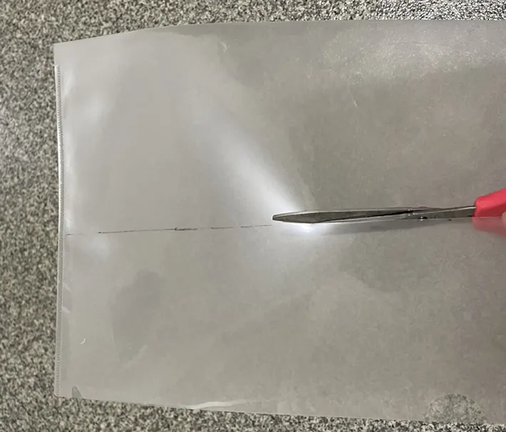 クリアファイルをハサミで切る写真（撮影：grapeライフハック編集部）