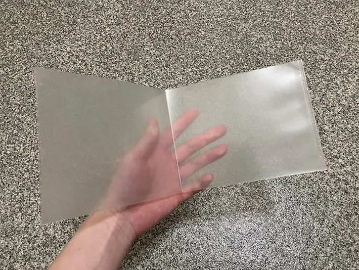 クリアファイルを半分に折る写真（撮影：grapeライフハック編集部）