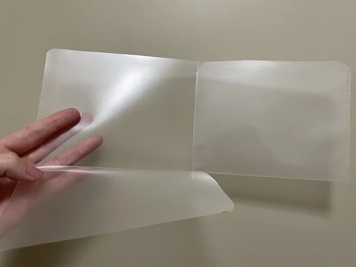 クリアファイルに切り込みを入れる写真（撮影：grapeライフハック編集部）