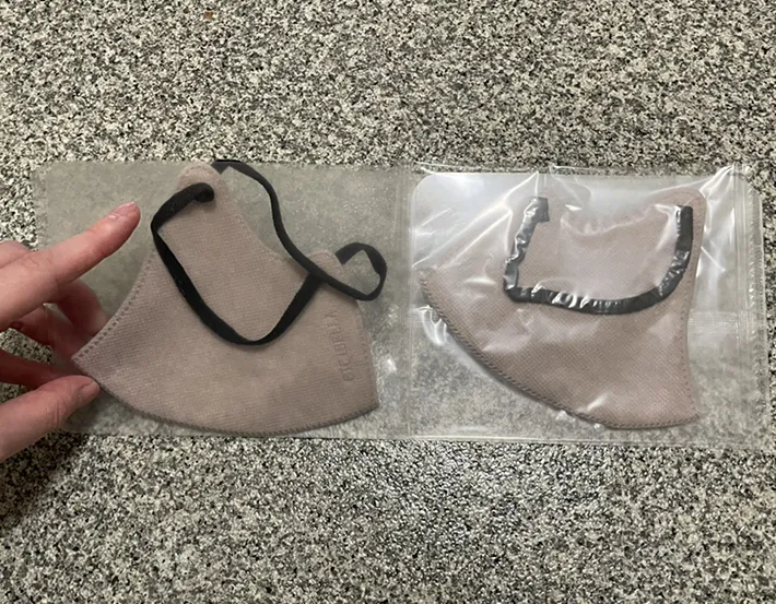 マスクケースにマスクを入れる写真（撮影：grapeライフハック編集部）