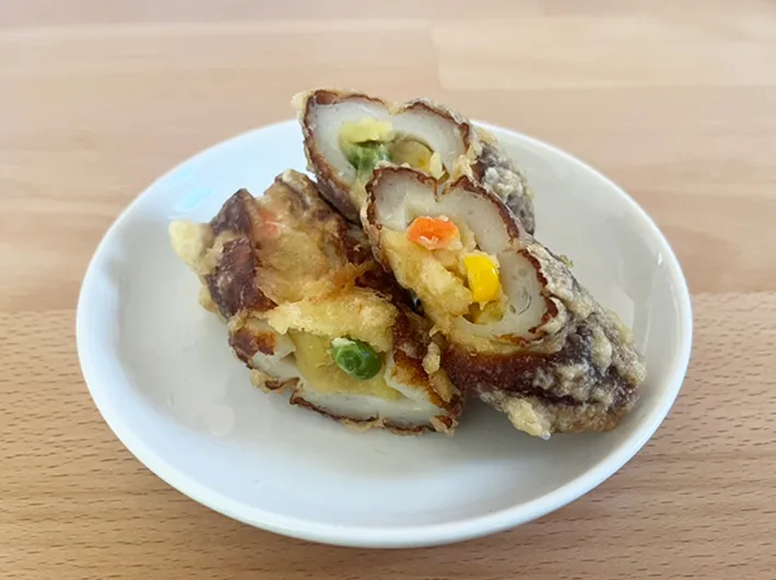 斜めにカットしたちくわサラダの写真（撮影：grapeフード編集部）