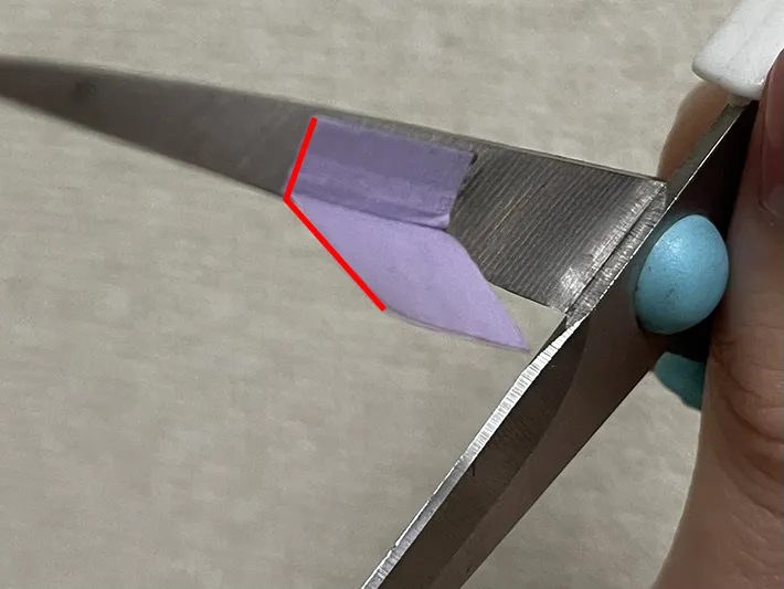 ハサミにマスキングテープを貼る写真（撮影：grapeライフハック編集部）