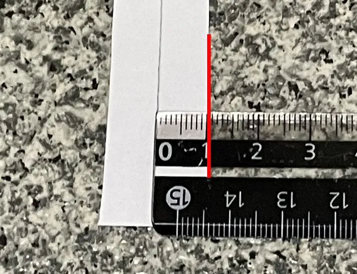 カットした幅を定規で確認する写真（撮影：grapeライフハック編集部）