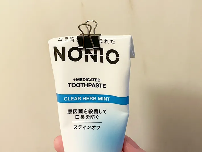 歯磨き粉にダブルクリップをはめる写真（撮影：grapeライフハック編集部）