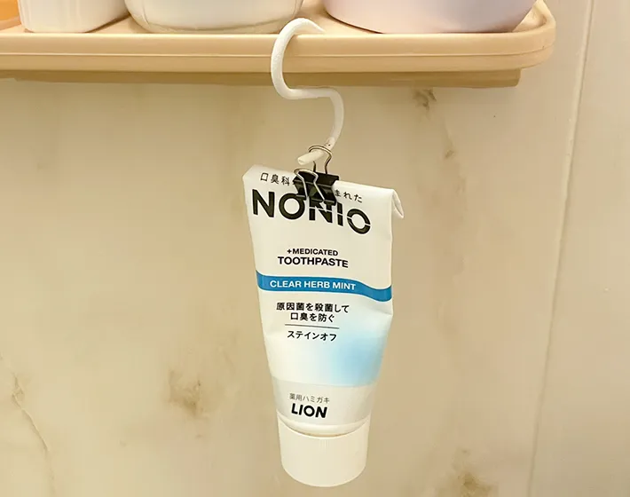 洗面台にぶら下げた歯磨き粉の写真（撮影：grapeライフハック編集部）