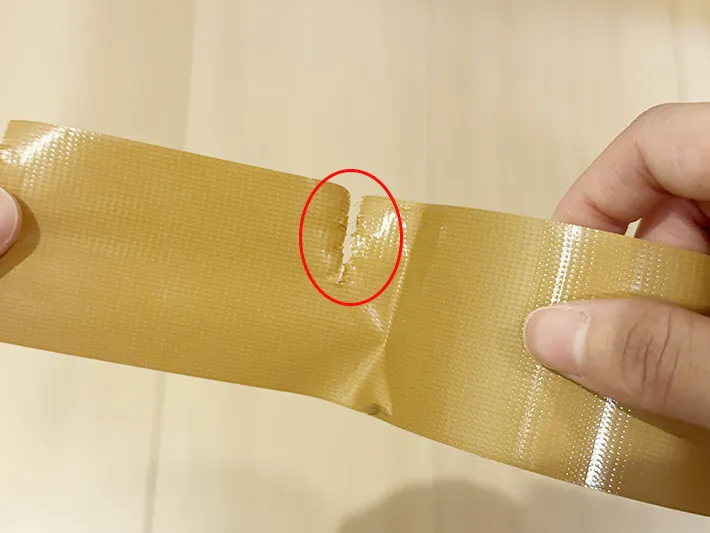 切れ目を半分程度入れた布テープの画像（撮影：grapeライフハック編集部）