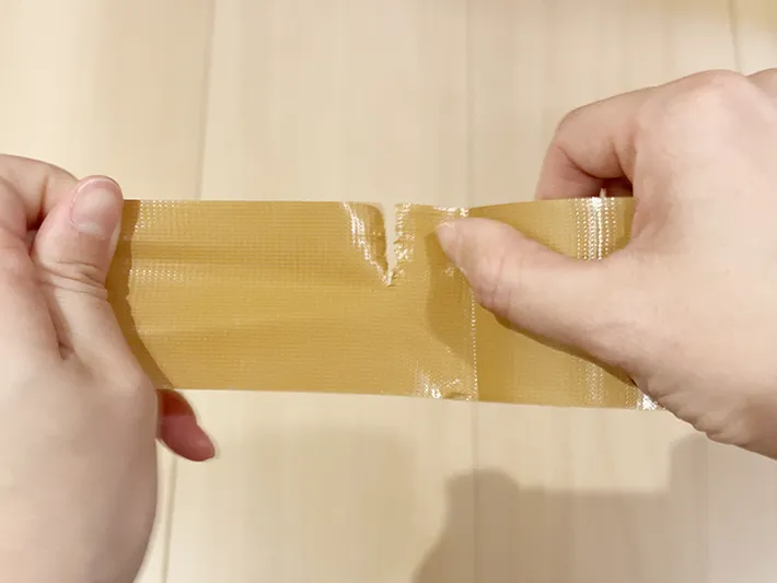 布テープを並行に引っ張っている画像（撮影：grapeライフハック編集部）