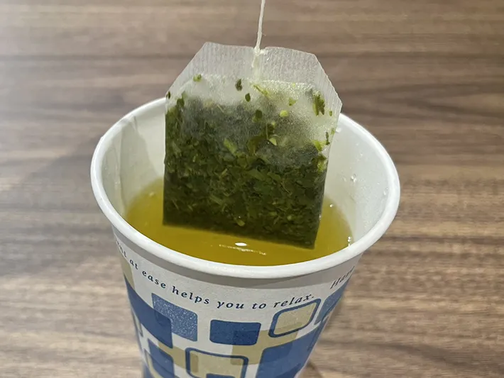 ティーバッグを水面に触れさせる写真（撮影：grapeライフハック編集部）