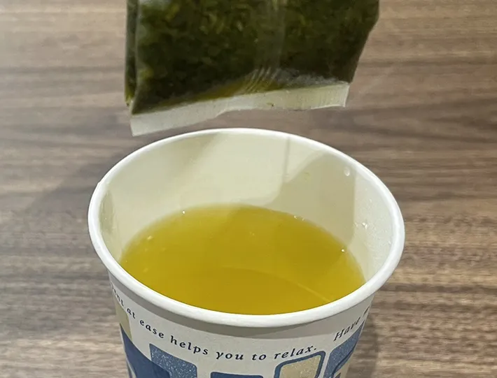 水滴がこぼれなくなったティーバッグ（撮影：grapeライフハック編集部）