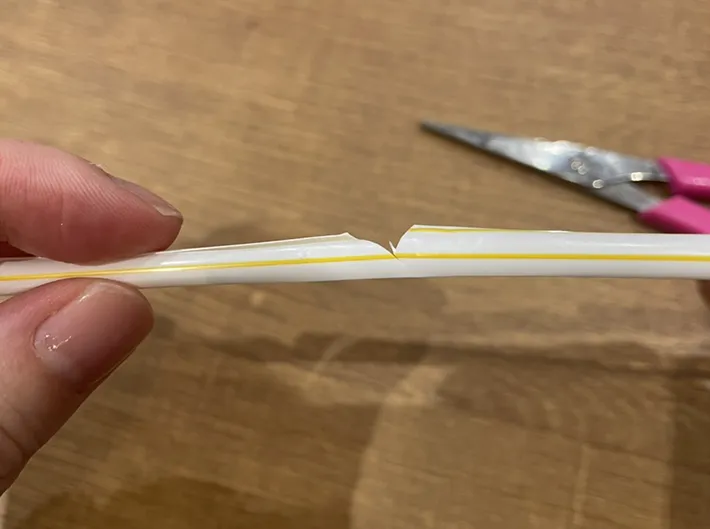 ストローにV字の切れ込みを入れる写真（撮影：grapeライフハック編集部）