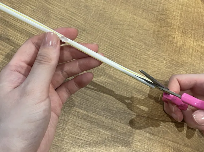 ストローにハサミを入れる写真（撮影：grapeライフハック編集部）