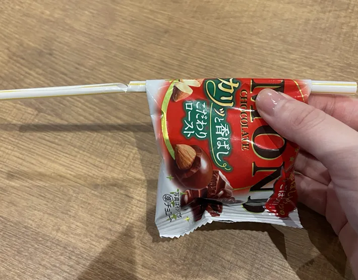 ストローに袋をかぶせる写真（撮影：grapeライフハック編集部）