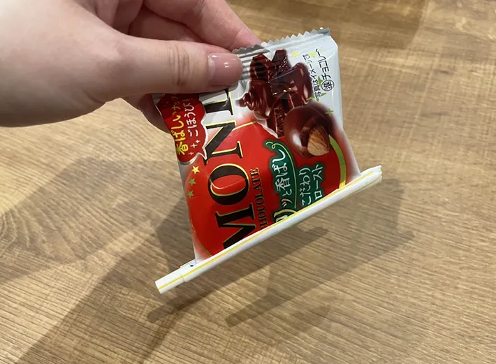 小袋をひっくり返す写真（撮影：grapeライフハック編集部）