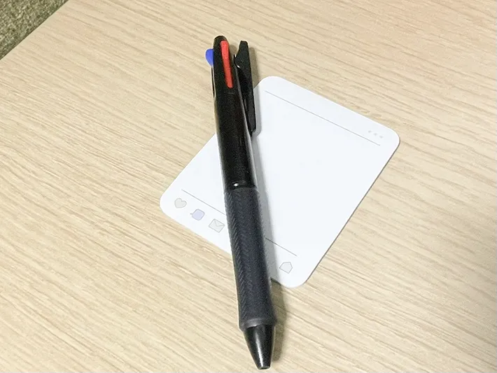 付箋とボールペンの写真（撮影：grapeライフハック編集部）