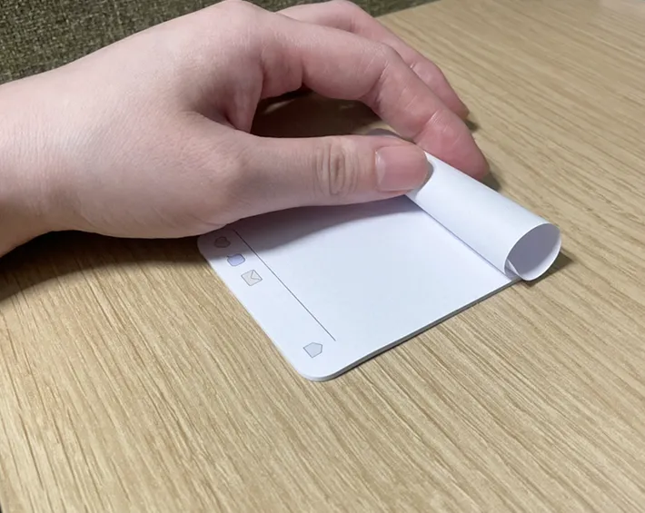 付箋を丸める写真（撮影：grapeライフハック編集部）