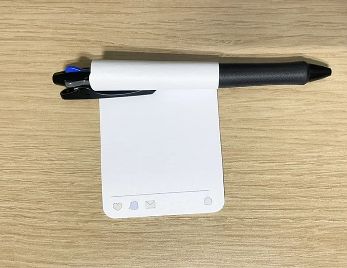 丸めた付箋にボールペンを挿す写真（撮影：grapeライフハック編集部）