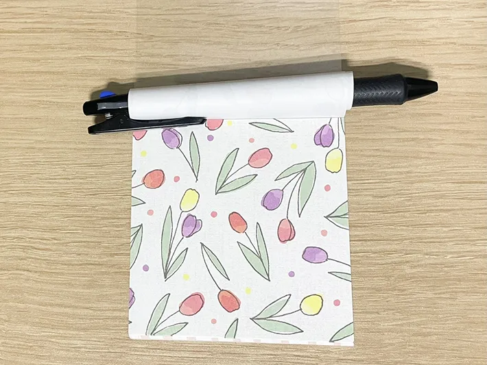 メモパッドにしっかりと固定できたボールペンの写真（撮影：grapeライフハック編集部）