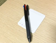 付箋とボールペンの写真（撮影：grapeライフハック編集部）