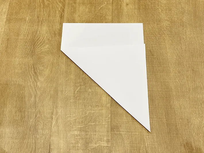 不要な紙を使ってゴミ箱を作っている画像（撮影：grapeライフハック編集部）