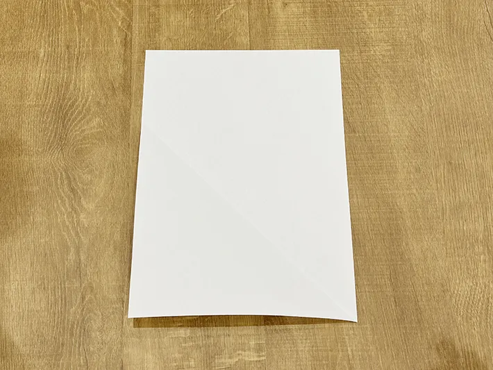 不要な紙を使ってゴミ箱を作っている画像（撮影：grapeライフハック編集部）