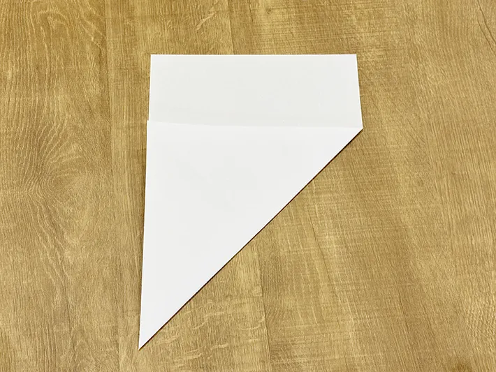 不要な紙を使ってゴミ箱を作っている画像（撮影：grapeライフハック編集部）