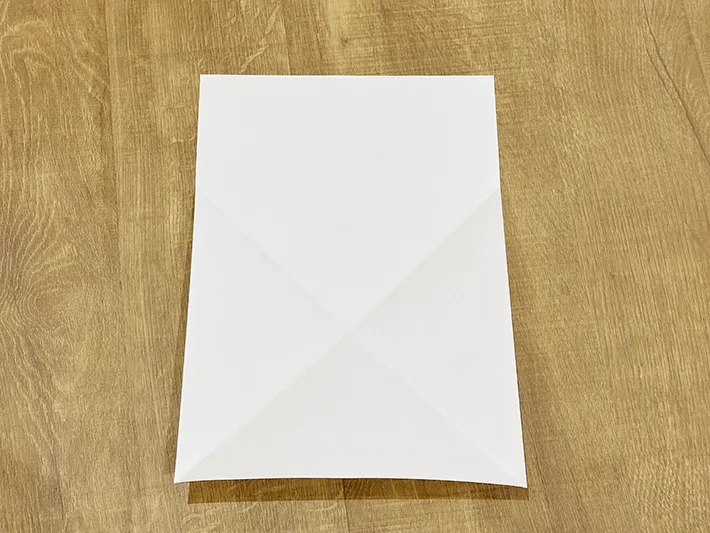 不要な紙を使ってゴミ箱を作っている画像（撮影：grapeライフハック編集部）