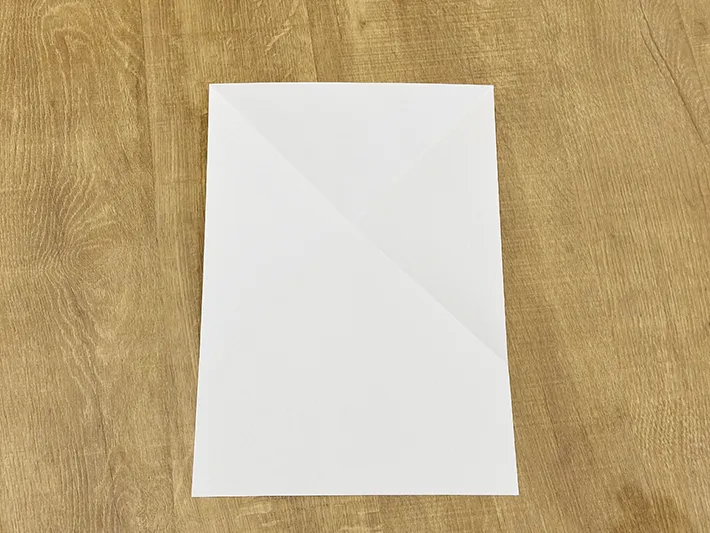 不要な紙を使ってゴミ箱を作っている画像（撮影：grapeライフハック編集部）