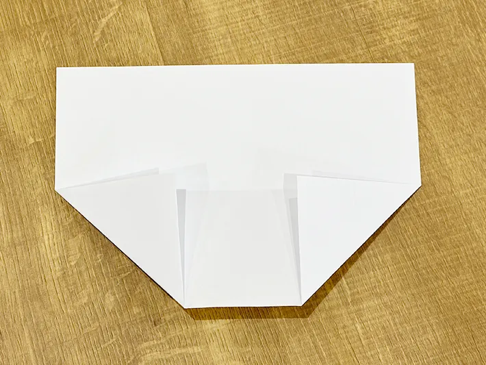 不要な紙を使ってゴミ箱を作っている画像（撮影：grapeライフハック編集部）