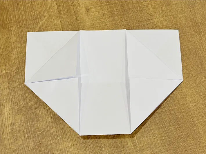 不要な紙を使ってゴミ箱を作っている画像（撮影：grapeライフハック編集部）